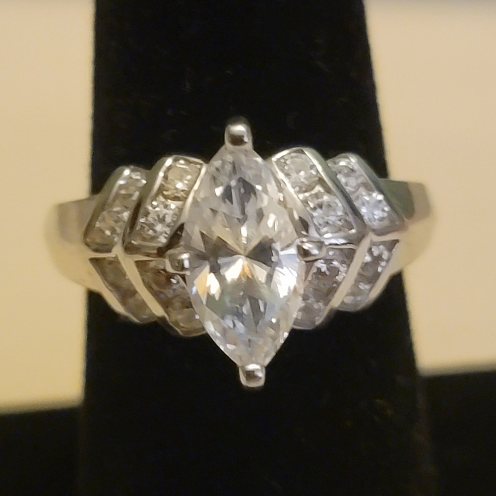 Beautiful Sterling silver cz ring size 8